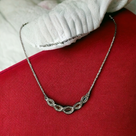 Avon Jewelry - Avon NR faceted rhinestone ssilver tone necklace EUC